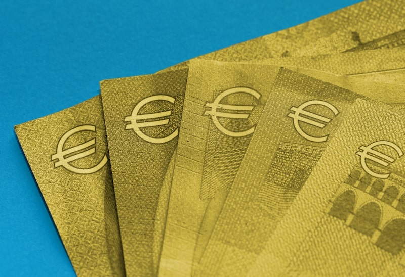 Billetes dorados con símbolo de euro. Billetes dorados con símbolo de euro.