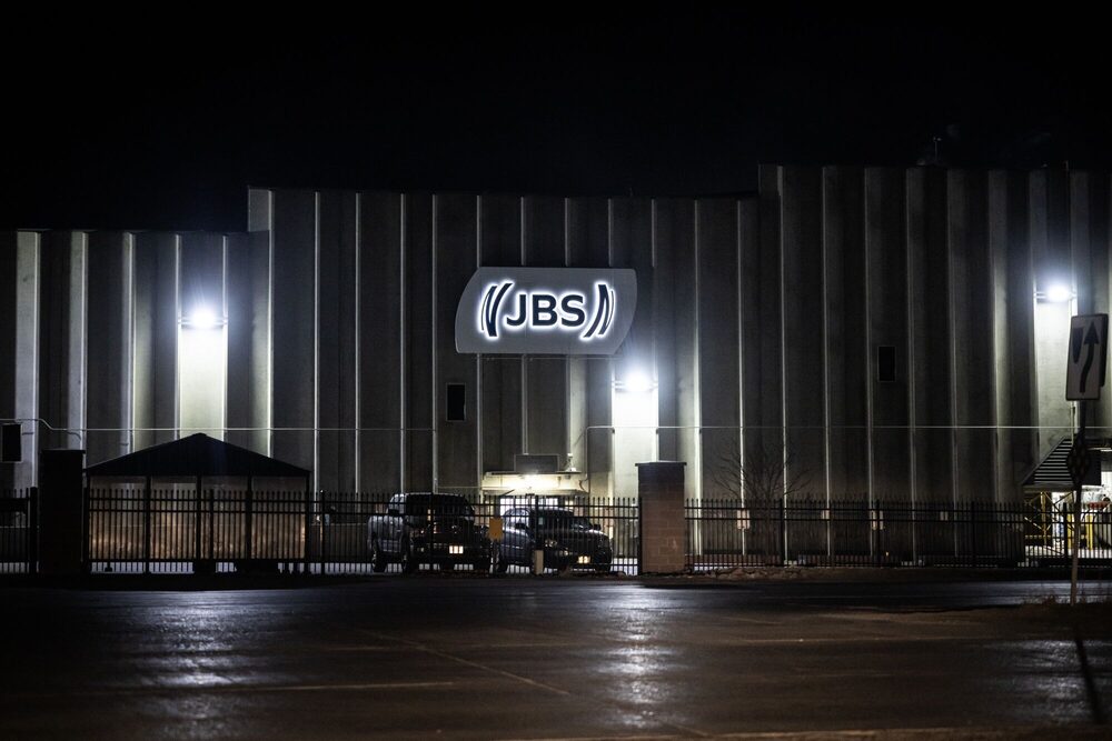 JBS subió los ingresos, pero enfrentó presiones por márgenes bajos en Brasil y una quema significativa de flujo de caja libre. JBS subió los ingresos, pero enfrentó presiones por márgenes bajos en Brasil y una quema significativa de flujo de caja libre.