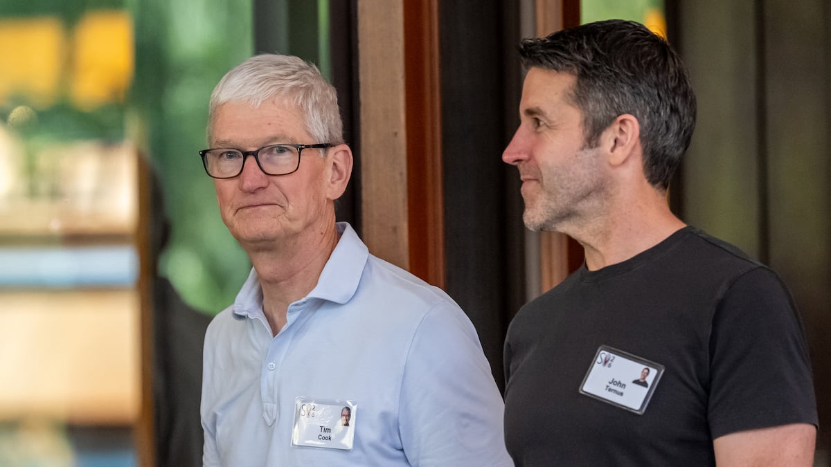 Tim Cook, director ejecutivo de Apple Inc. (izquierda), y John Ternus, futuro director ejecutivo de Apple Inc., durante la Conferencia de Medios y Tecnología de Allen & Co. en Sun Valley.