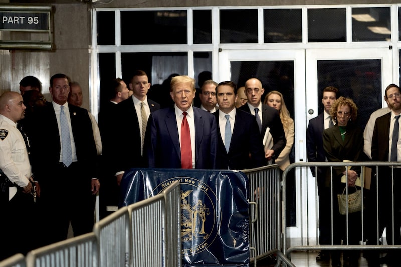 El expresidente estadounidense Donald Trump, en el centro a la izquierda, en el pasillo fuera de una sala del tribunal penal de Manhattan en Nueva York, Estados Unidos, el lunes 25 de marzo de 2024. El expresidente estadounidense Donald Trump, en el centro a la izquierda, en el pasillo fuera de una sala del tribunal penal de Manhattan en Nueva York, Estados Unidos, el lunes 25 de marzo de 2024.