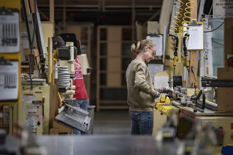 La actividad manufacturera mundial se contrae por primera vez este año. La actividad manufacturera mundial se contrae por primera vez este año.