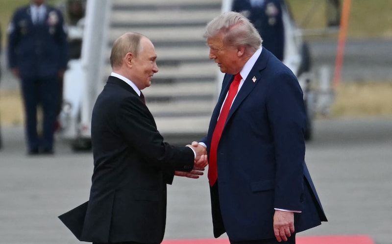 El presidente de Estados Unidos, Donald Trump, saluda al presidente ruso, Vladimir Putin, en la pista de aterrizaje tras su llegada a la Base Conjunta Elmendorf-Richardson en Anchorage, Alaska, el 15 de agosto de 2025. El presidente de Estados Unidos, Donald Trump, saluda al presidente ruso, Vladimir Putin, en la pista de aterrizaje tras su llegada a la Base Conjunta Elmendorf-Richardson en Anchorage, Alaska, el 15 de agosto de 2025.