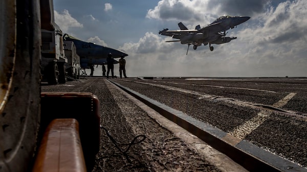 Trump no descarta un ataque limitado contra Irán en medio de despliegue militar Trump no descarta un ataque limitado contra Irán en medio de despliegue militar