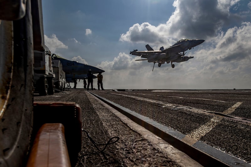 Un EA-18G Growler aterrizando en la cubierta de vuelo del portaaviones clase Nimitz USS Abraham Lincoln. Foto: Seaman Daniel Kimmelman/US Navy Un EA-18G Growler aterrizando en la cubierta de vuelo del portaaviones clase Nimitz USS Abraham Lincoln. Foto: Seaman Daniel Kimmelman/US Navy