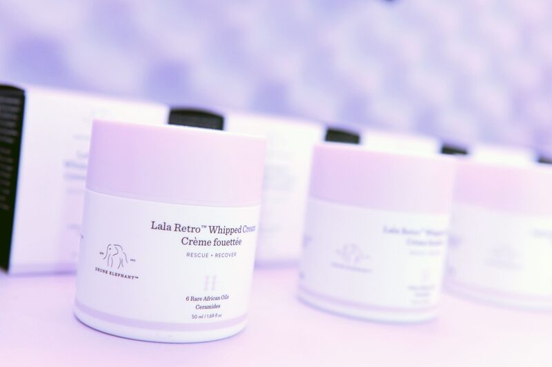 Foto de duas embalagens de hidratante facial da marca Drunk Elephant. A cor da embalagem é lilás Foto de duas embalagens de hidratante facial da marca Drunk Elephant. A cor da embalagem é lilás