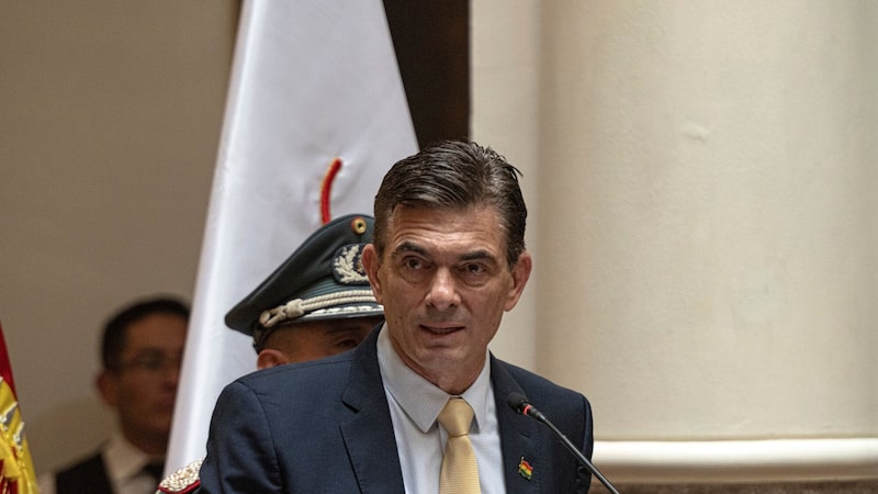 Bolívia decreta emergência econômica e põe fim a subsídios de combustíveis Bolívia decreta emergência econômica e põe fim a subsídios de combustíveis