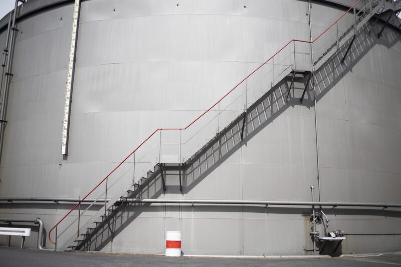 Un silo de almacenamiento en la terminal de petróleo Erik Walther GmbH en el río Rin en Schweinfurt, Alemania. Un silo de almacenamiento en la terminal de petróleo Erik Walther GmbH en el río Rin en Schweinfurt, Alemania.