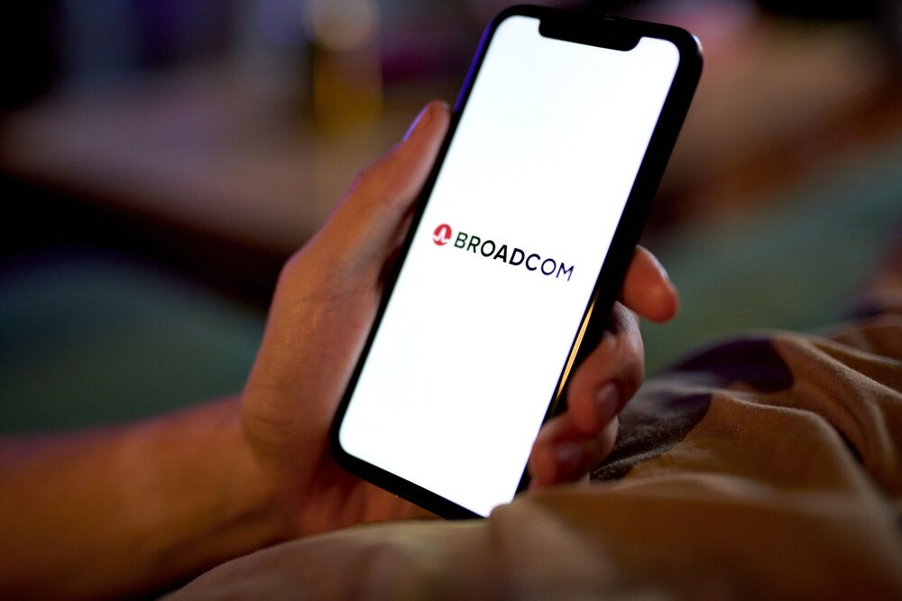 JPMorgan y Citi revisaron al alza sus proyecciones para Broadcom tras el anuncio, con nuevos precios objetivo de hasta US$400. JPMorgan y Citi revisaron al alza sus proyecciones para Broadcom tras el anuncio, con nuevos precios objetivo de hasta US$400.