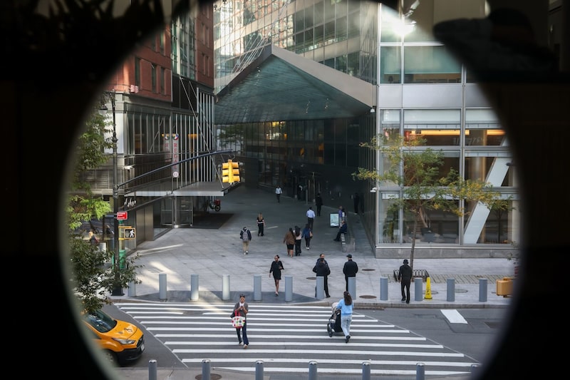 Peatones cerca de la sede central de Goldman Sachs en Nueva York. Peatones cerca de la sede central de Goldman Sachs en Nueva York.