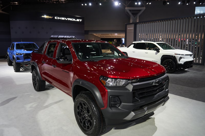 As picapes Chevrolet Colorado e Silverado no Salão do Automóvel de Nova York, em 1º de abril de 2026. A nova Silverado, com V-8 de 6,6 litros e 481 cavalos, chega às concessionárias no fim deste ano, e a versão Trail Boss, para off-road, parte de cerca de US$ 55 mil. As picapes Chevrolet Colorado e Silverado no Salão do Automóvel de Nova York, em 1º de abril de 2026. A nova Silverado, com V-8 de 6,6 litros e 481 cavalos, chega às concessionárias no fim deste ano, e a versão Trail Boss, para off-road, parte de cerca de US$ 55 mil.