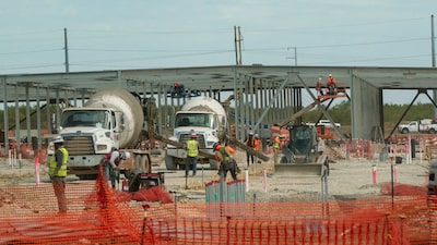 Tarifas e repressão à imigração são as maiores ameaças à nova era de IA nos EUA Tarifas e repressão à imigração são as maiores ameaças à nova era de IA nos EUA