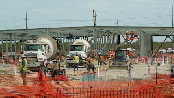 Tarifas e repressão à imigração são as maiores ameaças à nova era de IA nos EUA Tarifas e repressão à imigração são as maiores ameaças à nova era de IA nos EUA