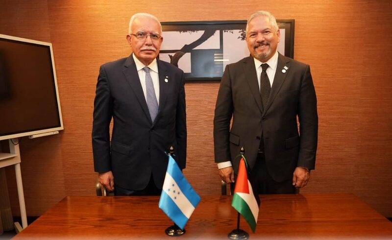 El canciller palestino Riyad al-Maliki con su contraparte de Honduras, Eduardo Enrique Reina. El canciller palestino Riyad al-Maliki con su contraparte de Honduras, Eduardo Enrique Reina.