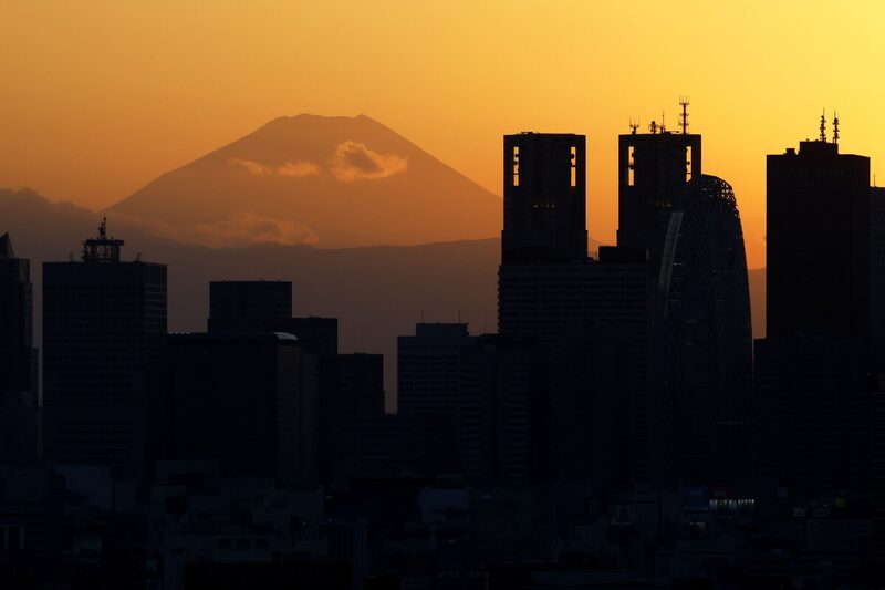 El monte Fuji y el horizonte de Shinjuku al atardecer en Tokio, Japón, el viernes 14 de febrero de 2025. Japón tiene previsto publicar las cifras del producto interior bruto (PIB) del cuarto trimestre el 17 de febrero. El monte Fuji y el horizonte de Shinjuku al atardecer en Tokio, Japón, el viernes 14 de febrero de 2025. Japón tiene previsto publicar las cifras del producto interior bruto (PIB) del cuarto trimestre el 17 de febrero.