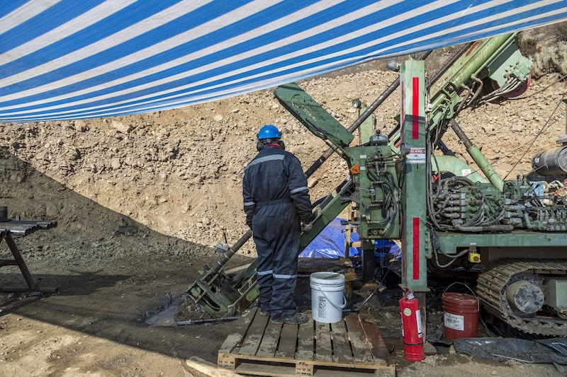 La industria minera de Chile bajó un 1% y el resto de su economía cayó un 0,6% de acuerdo con el banco central. La industria minera de Chile bajó un 1% y el resto de su economía cayó un 0,6% de acuerdo con el banco central.