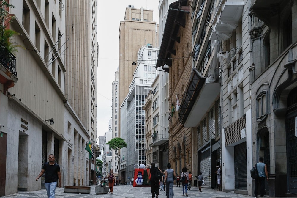 Peatones caminan por el distrito financiero de Sao Paulo. Fotógrafa: Tuane Fernandes/Bloomberg. Peatones caminan por el distrito financiero de Sao Paulo. Fotógrafa: Tuane Fernandes/Bloomberg.