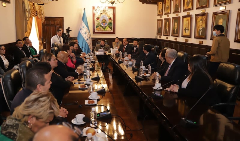 En el Salón de los Retratos, el presidente del Congreso Nacional, Luis Redondo, acompañado por la junta directiva, recibió el listado de 45 candidatos a magistrados de la Corte Suprema de Justicia (CSJ). En el Salón de los Retratos, el presidente del Congreso Nacional, Luis Redondo, acompañado por la junta directiva, recibió el listado de 45 candidatos a magistrados de la Corte Suprema de Justicia (CSJ).
