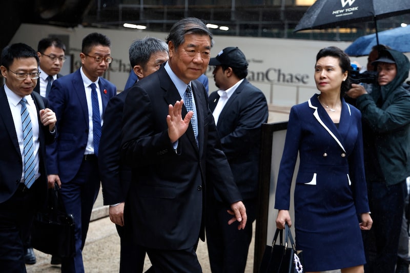 He Lifeng, viceprimer ministro de China (en el centro), se dirige a almorzar tras reunirse con Scott Bessent, del Tesoro de EE. UU. (no aparece en la imagen), en Nueva York el 20 de septiembre. Foto: John Lamparski/Bloomberg
He Lifeng, viceprimer ministro de China (en el centro), se dirige a almorzar tras reunirse con Scott Bessent, del Tesoro de EE. UU. (no aparece en la imagen), en Nueva York el 20 de septiembre. Foto: John Lamparski/Bloomberg