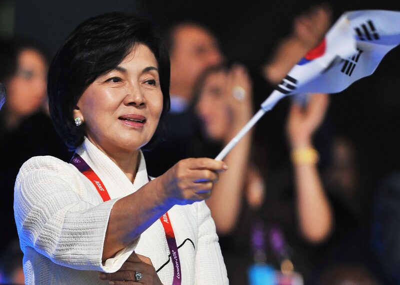 Família vende partes significativas em ações para prestar contas ao governo Família vende partes significativas em ações para prestar contas ao governo