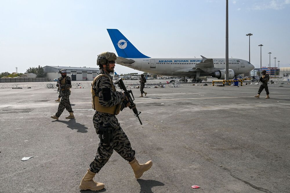 Combatientes de las fuerzas especiales talibanes Badri aseguran el aeropuerto de Kabul el 31 de agosto de 2021 Fotógrafo: Wakil Kohsar / AFP / Getty Images Combatientes de las fuerzas especiales talibanes Badri aseguran el aeropuerto de Kabul el 31 de agosto de 2021 Fotógrafo: Wakil Kohsar / AFP / Getty Images