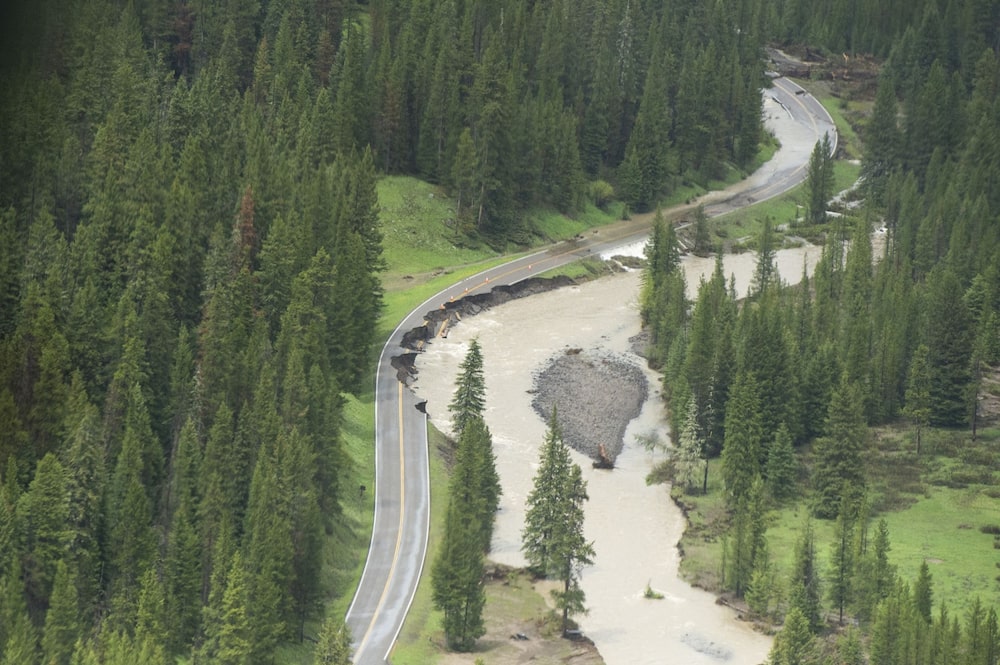Los efectos inmediatos del calentamiento global no son sólo el calor. Las lluvias más intensas y las inundaciones pueden erosionar rápidamente las carreteras y los caminos pavimentados. Arriba, una carretera del Parque Nacional de Yellowstone en Gardiner, Montana, que sufrió graves daños tras las históricas inundaciones de junio. Fuente: Samuel Wilson vía Getty Images Los efectos inmediatos del calentamiento global no son sólo el calor. Las lluvias más intensas y las inundaciones pueden erosionar rápidamente las carreteras y los caminos pavimentados. Arriba, una carretera del Parque Nacional de Yellowstone en Gardiner, Montana, que sufrió graves daños tras las históricas inundaciones de junio. Fuente: Samuel Wilson vía Getty Images