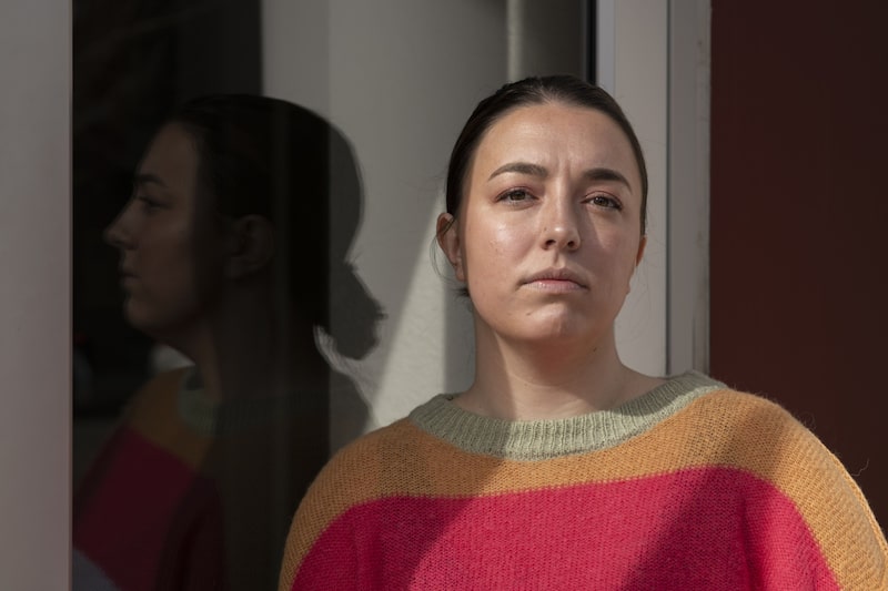 Erin Gabriel, directora de comunicación de programas de una organización sin ánimo de lucro, posa en el exterior de su edificio de apartamentos en Aurora, Colorado, EE.UU., el domingo 5 de febrero de 2023. Erin Gabriel, directora de comunicación de programas de una organización sin ánimo de lucro, posa en el exterior de su edificio de apartamentos en Aurora, Colorado, EE.UU., el domingo 5 de febrero de 2023.