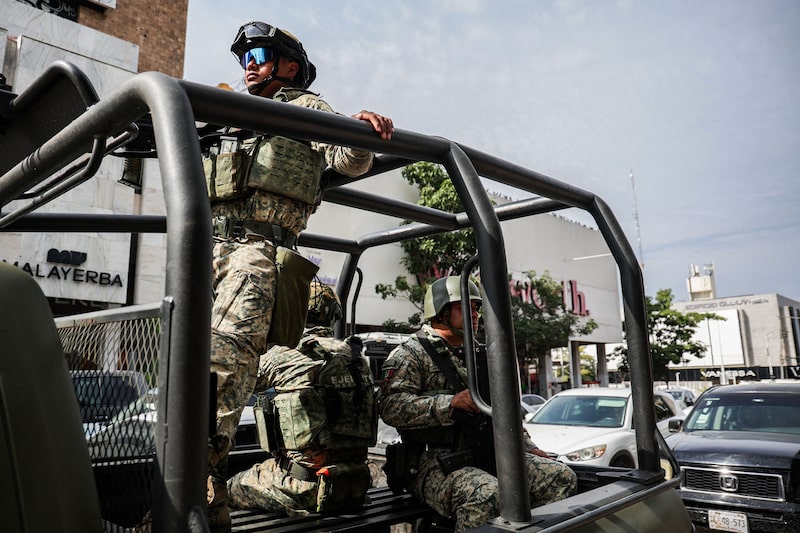 Soldados patrullando en Culiacán, estado de Sinaloa, México. Fotógrafo: Jesús Verdugo/AFP/Getty Images Soldados patrullando en Culiacán, estado de Sinaloa, México. Fotógrafo: Jesús Verdugo/AFP/Getty Images