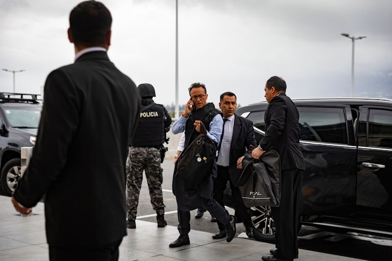 Christian Zurita, candidato presidencial del partido Construye, centro, usa un chaleco antibalas mientras llega al aeropuerto de Quito, Ecuador, el martes 15 de agosto de 2023. Christian Zurita, candidato presidencial del partido Construye, centro, usa un chaleco antibalas mientras llega al aeropuerto de Quito, Ecuador, el martes 15 de agosto de 2023.