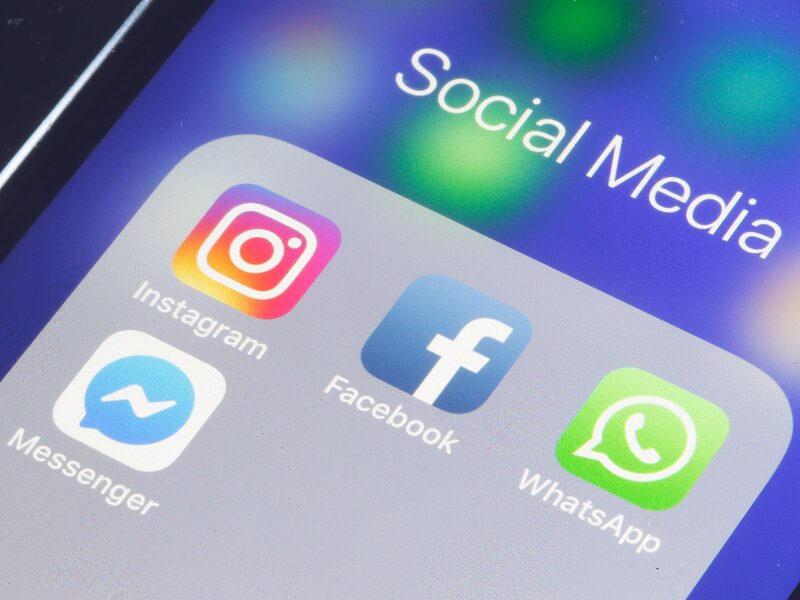 Ilustración de un teléfono celular con las aplicaciones de Facebook. Ilustración de un teléfono celular con las aplicaciones de Facebook.