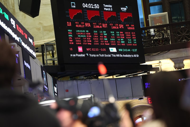 Información bursátil en el parqué de la Bolsa de Valores de Nueva York, el día 3 de marzo. Fotógrafo: Michael M. Santiago/Getty Images. Información bursátil en el parqué de la Bolsa de Valores de Nueva York, el día 3 de marzo. Fotógrafo: Michael M. Santiago/Getty Images.