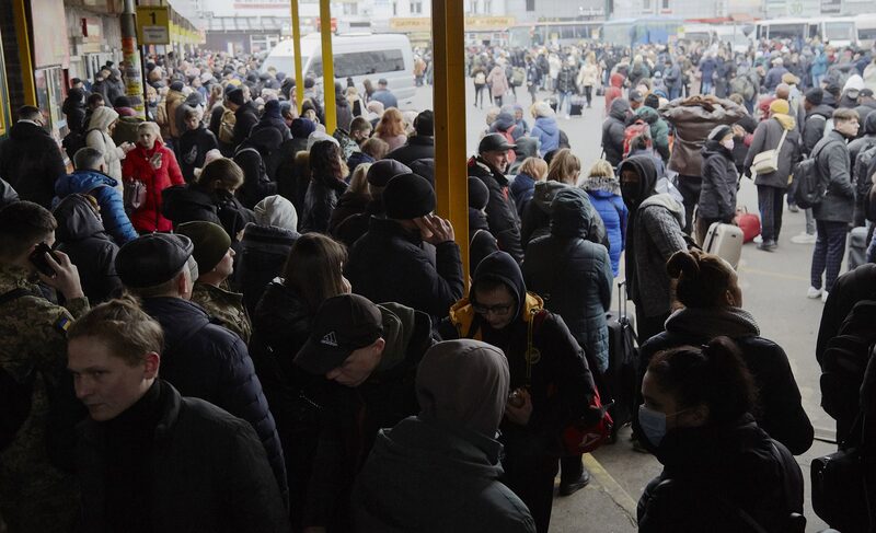 Personas esperan en una estación de autobuses en Kiev, el 24 de febrero. Personas esperan en una estación de autobuses en Kiev, el 24 de febrero.