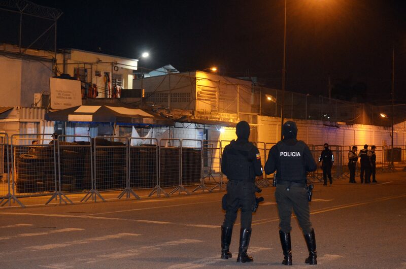Agentes de policía vigilan la entrada de la prisión después de un motín armado en Machala, Ecuador, el 9 de noviembre. Foto: Luis Suárez/AFP/Getty Images Agentes de policía vigilan la entrada de la prisión después de un motín armado en Machala, Ecuador, el 9 de noviembre. Foto: Luis Suárez/AFP/Getty Images