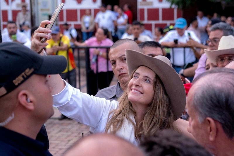La candidata presidencial de Colombia, Paloma Valencia, del partido Centro Democrático, se toma una selfie durante un acto de campaña en Villavicencio, departamento del Meta, Colombia, el 30 de abril de 2026. Colombia celebrará elecciones presidenciales el 31 de mayo de 2026. (Foto de Mario Toro / AFP vía Getty Images). La candidata presidencial de Colombia, Paloma Valencia, del partido Centro Democrático, se toma una selfie durante un acto de campaña en Villavicencio, departamento del Meta, Colombia, el 30 de abril de 2026. Colombia celebrará elecciones presidenciales el 31 de mayo de 2026. (Foto de Mario Toro / AFP vía Getty Images).
