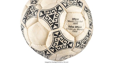 El balón de la “Mano de Dios” y el “Gol del siglo” de Maradona hace historia en una subasta El balón de la “Mano de Dios” y el “Gol del siglo” de Maradona hace historia en una subasta