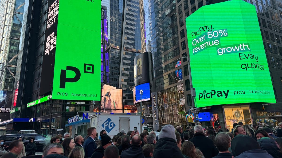 Painel eletrônico na Times Square, em Nova York, na manhã do IPO do PicPay na Nasdaq em 29 de janeiro de 2026 (Foto: Filipe Serrano/Bloomberg Línea)