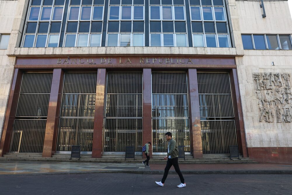 Entrada del edificio del Banco de la República en Bogotá, Colombia Entrada del edificio del Banco de la República en Bogotá, Colombia