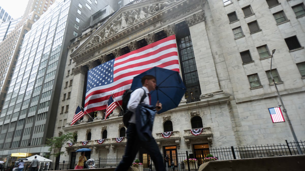 Petróleo sube y presiona a futuros de Wall Street, que permanece cerrado por feriado