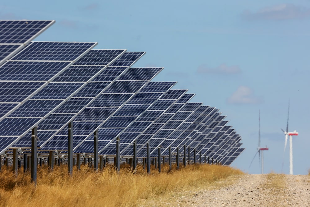 Paneles solares en el parque solar Weesow-Willmersdorf en Werneuchen, Alemania. Paneles solares en el parque solar Weesow-Willmersdorf en Werneuchen, Alemania.