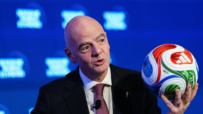 Infantino abandona plano para Fifa criar empresa após oposição de UEFA e clubes Infantino abandona plano para Fifa criar empresa após oposição de UEFA e clubes