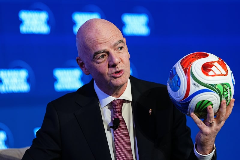 O plano do presidente da Fifa buscava captar até US$ 4,2 bilhões com investidores para uma nova empresa ligada aos direitos da Copa do Mundo. O plano do presidente da Fifa buscava captar até US$ 4,2 bilhões com investidores para uma nova empresa ligada aos direitos da Copa do Mundo.