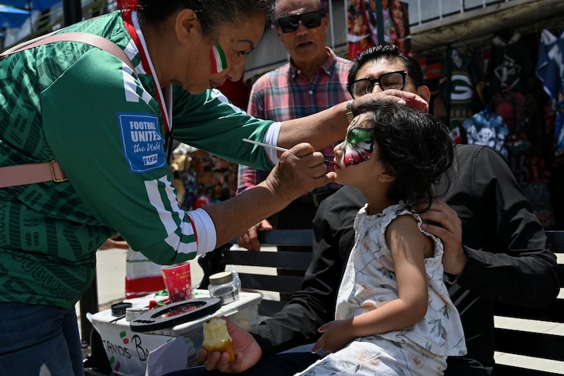 Un vendedor pinta el rostro de una niña durante el partido inaugural de una fiesta para ver el Mundial de 2026 en Tijuana, México, el jueves 11 de junio de 2026. México recibe a Sudáfrica para el partido inaugural del Mundial el jueves en el histórico Estadio Azteca en la Ciudad de México. Fotógrafo: Carlos Moreno/Bloomberg Un vendedor pinta el rostro de una niña durante el partido inaugural de una fiesta para ver el Mundial de 2026 en Tijuana, México, el jueves 11 de junio de 2026. México recibe a Sudáfrica para el partido inaugural del Mundial el jueves en el histórico Estadio Azteca en la Ciudad de México. Fotógrafo: Carlos Moreno/Bloomberg