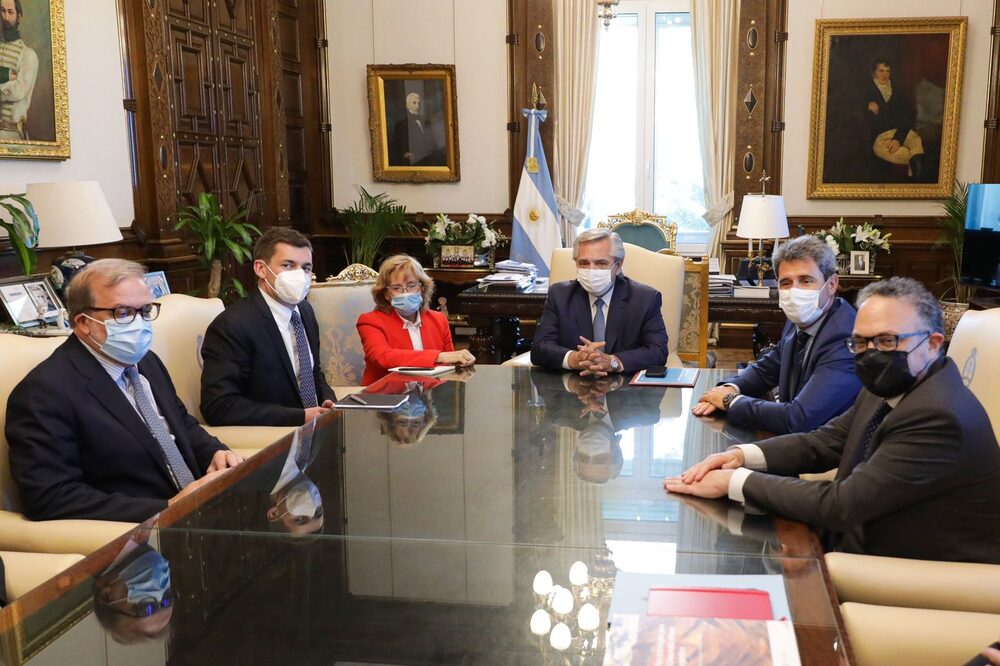 El Gobernador sanjuanino y el presidente Fernández junto a la empresa minera Lundin, que invertirá US$4.200 millones. El Gobernador sanjuanino y el presidente Fernández junto a la empresa minera Lundin, que invertirá US$4.200 millones.