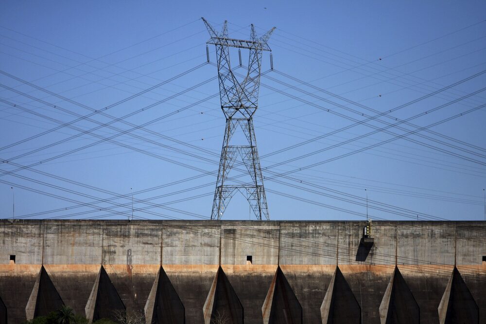 Líneas eléctricas transportan electricidad generada por la presa de Itaipú cerca de Foz do Iguazú, Brasil. Líneas eléctricas transportan electricidad generada por la presa de Itaipú cerca de Foz do Iguazú, Brasil.