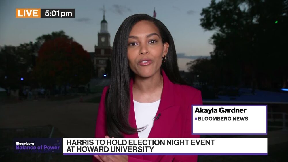 Donald Trump y Kamala Harris cierran esta noche sus posibles campañas presidenciales rodeados de simpatizantes. Una victoria marcaría un asombroso regreso político para Trump, mientras que Harris haría historia como la primera mujer en dirigir EE UU. Akayla Gardner está en la Universidad Howard con la campaña de Harris, Felipe Marques está con la campaña de Trump en Florida Donald Trump y Kamala Harris cierran esta noche sus posibles campañas presidenciales rodeados de simpatizantes. Una victoria marcaría un asombroso regreso político para Trump, mientras que Harris haría historia como la primera mujer en dirigir EE UU. Akayla Gardner está en la Universidad Howard con la campaña de Harris, Felipe Marques está con la campaña de Trump en Florida