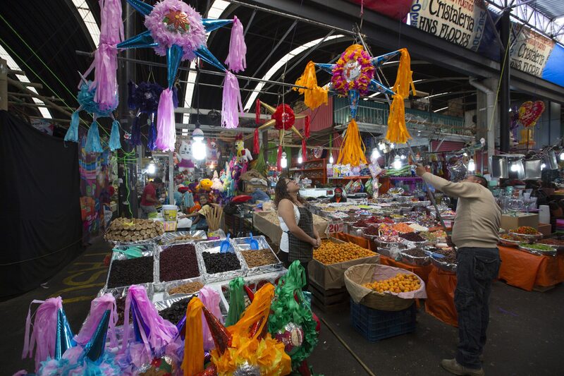 Na comparação anual, a economia encolheu quase 0,7%, abaixo da expansão esperada de 1%. Na comparação anual, a economia encolheu quase 0,7%, abaixo da expansão esperada de 1%.