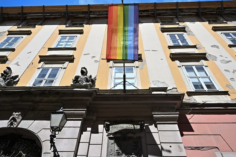 Las multas para los participantes en las marchas por el Día del Orgullo Gay en Hungría irán de los US$19 a los US$587. Las multas para los participantes en las marchas por el Día del Orgullo Gay en Hungría irán de los US$19 a los US$587.