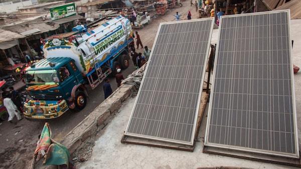 Cómo la interrupción de los combustibles fósiles lleva al auge de la energía solar y las baterías Cómo la interrupción de los combustibles fósiles lleva al auge de la energía solar y las baterías