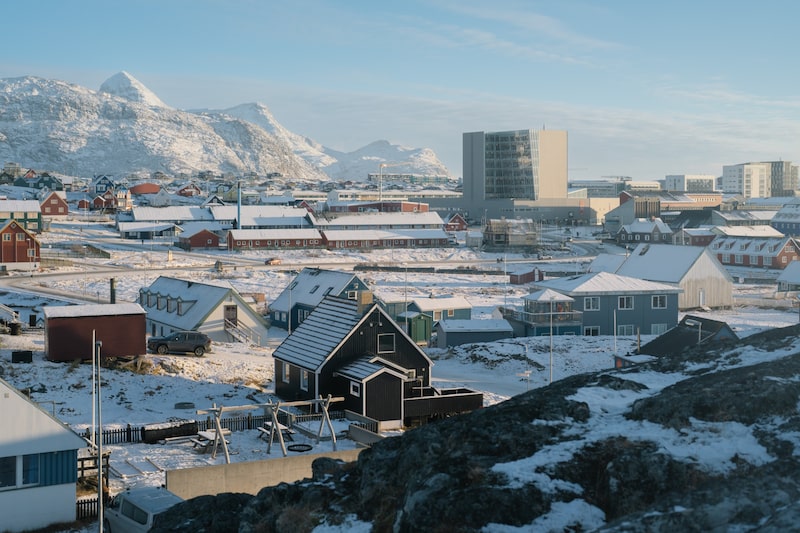 Casas y bloques de apartamentos residenciales pintados en Nuuk, Groenlandia. Casas y bloques de apartamentos residenciales pintados en Nuuk, Groenlandia.