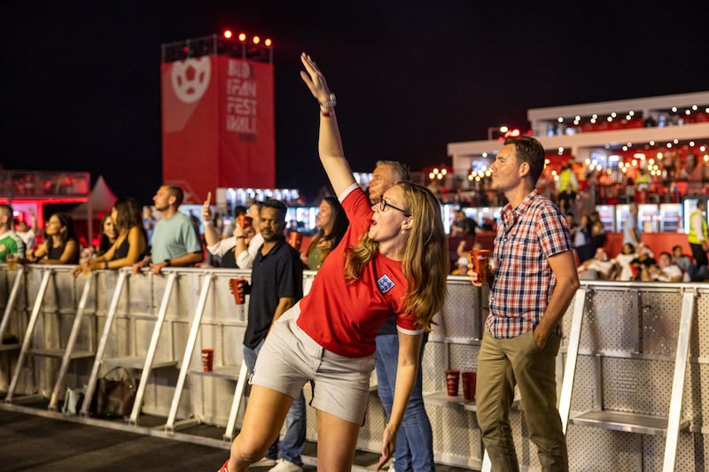 Aficionados antes del partido de la Copa Mundial de la FIFA 2022 entre Gales e Inglaterra en el BudX FIFA Fan Festival en el puerto de Dubai en Dubai, Emiratos Árabes Unidos, el martes 29 de noviembre de 2022. Aficionados antes del partido de la Copa Mundial de la FIFA 2022 entre Gales e Inglaterra en el BudX FIFA Fan Festival en el puerto de Dubai en Dubai, Emiratos Árabes Unidos, el martes 29 de noviembre de 2022.