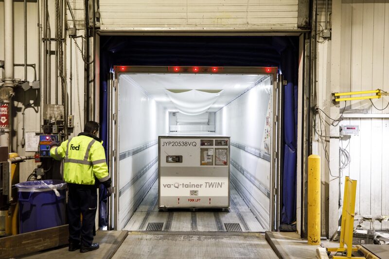 Un cargamento de vacunas contra Covid-19 de Moderna Inc. Photographer: Cole Burston/Bloomberg Un cargamento de vacunas contra Covid-19 de Moderna Inc. Photographer: Cole Burston/Bloomberg